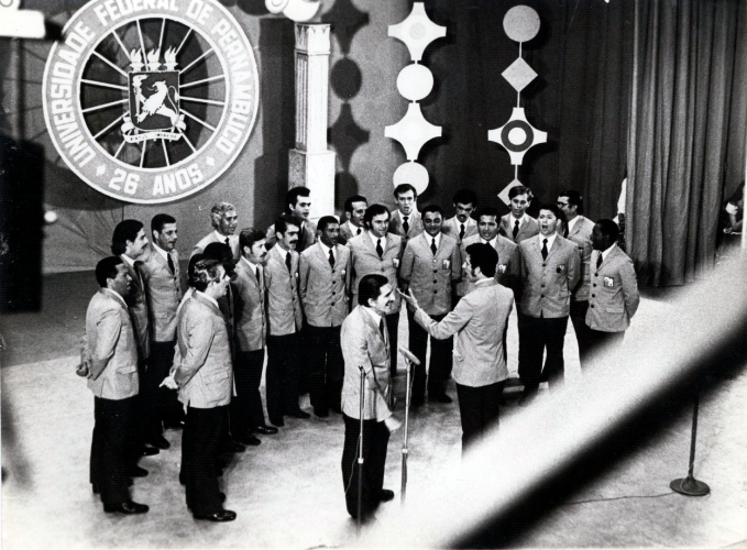 Apresentação musical em comemoração aos 26 anos da UFPE no Teatro do Parque em 1972.