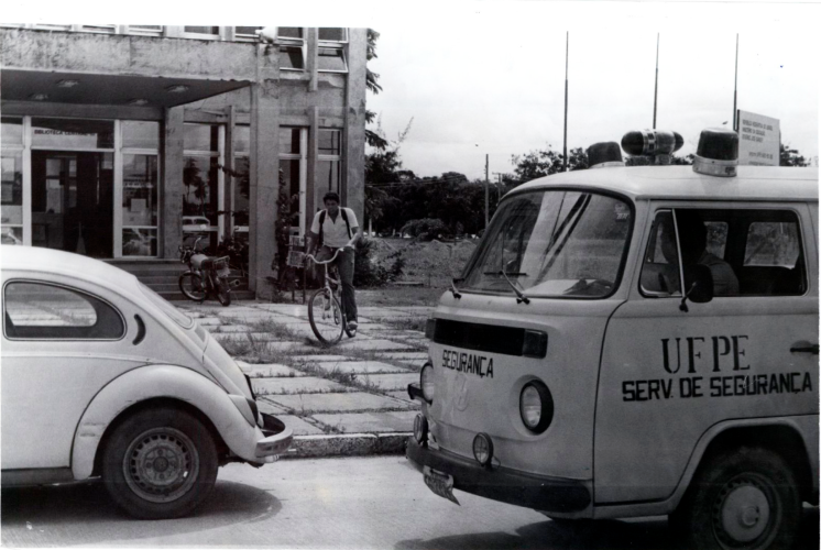 Viatura de segurança da UFPE em frente a Biblioteca Central em 1985.
