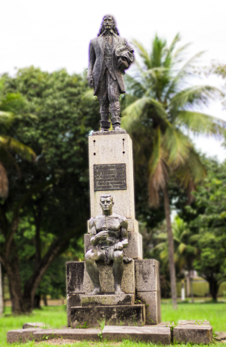 A estátua de João Fernandes Vieira fica localizada atrás do  Departamento de Química Fundamental (DQF) da UFPE. A estátua marca o local onde existiu a casa de João Fernandes Vieira onde em 13 de junho de 1645, os restauradores declararam guerra aos holandeses, período conhecido como Insurreição Pernambucana.