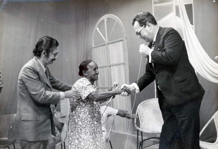 Entrega de certificados do programa "Alfabetização pela TVU aos 70 anos” em 1972.