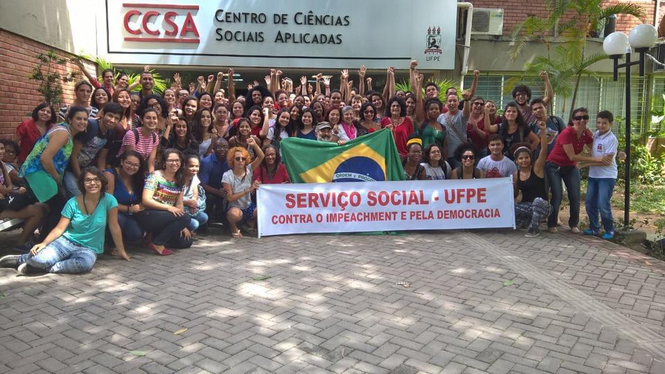 Atividade de mobilização do Curso de Serviço Social em Defesa da Democracia, realizada em 2016
