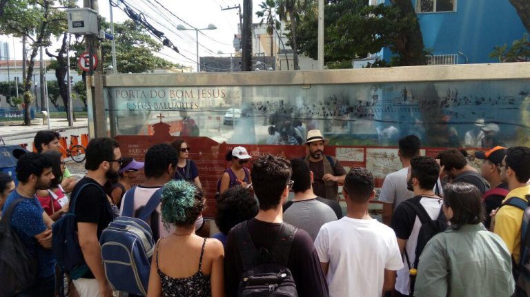 Aula de História do professor George Cabral nas ruas de Recife.