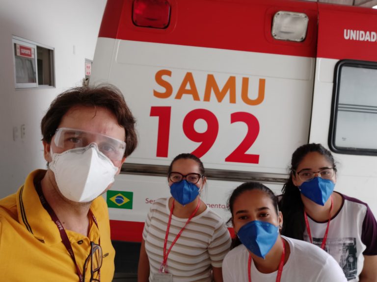 Professor Augusto e os alunos da disciplina de urgência e emergencia em estágio no SAMU de Vitória de Santo Antão em março de 2021.