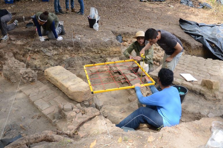 Prática de escavação histórica Sítio arqueológico Engenho Monjope, Igarassu_PE.