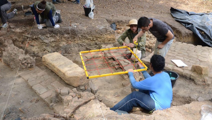 Prática de escavação histórica Sítio arqueológico Engenho Monjope, Igarassu_PE.